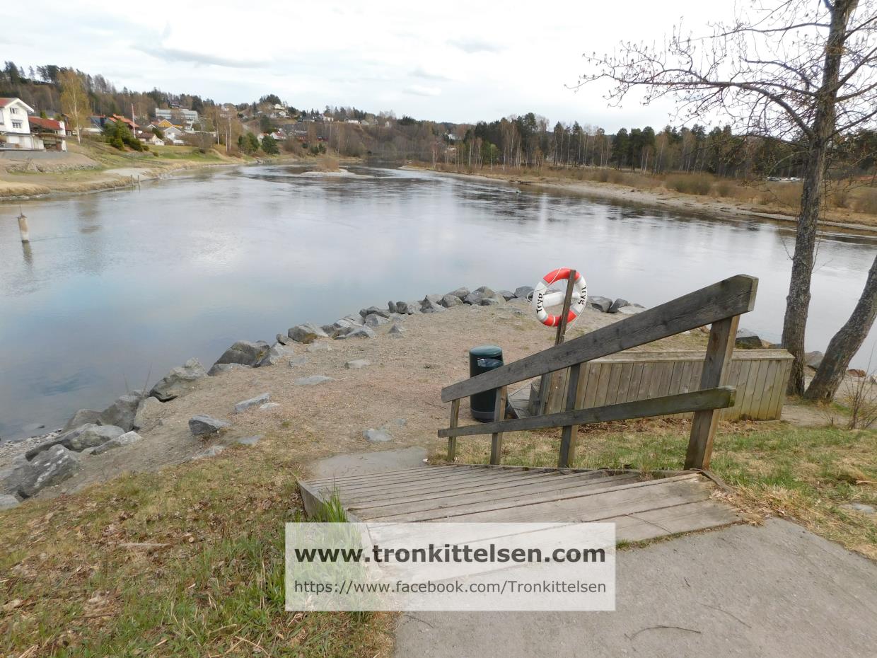 Onsdag 28.04.2021. Elvelangs. Hønefoss, Ringerike kommune